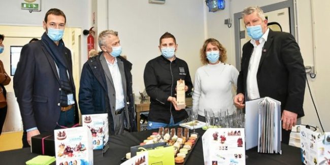 maelig-georgelin-au-centre-a-recu-le-prix-entreprenariat_5580107_676x339p